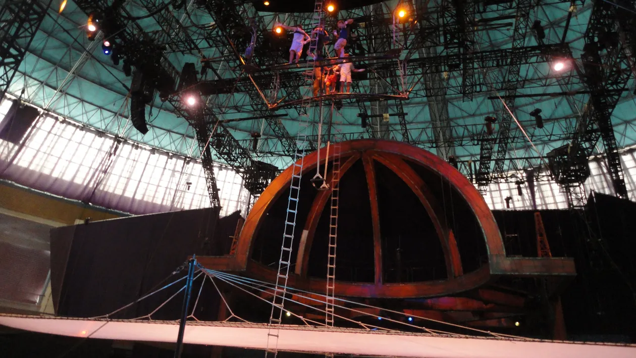 Culisele celui mai fascinant spectacol de circ din lume! Vezi cum se pregatesc acrobatii pentru salturile mortale