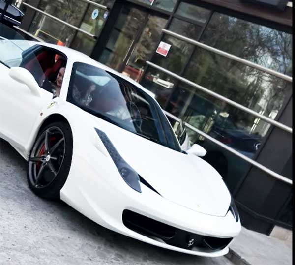 Adi Minune a ieșit cu ”amanta” Oana la un restaurant de lux, cu Ferrari-ul de 200.000 de euro