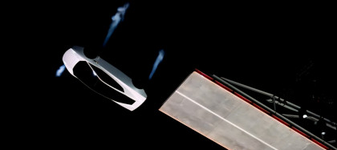 Noua Tesla Roadster are suport de pahare și loc pentru bagaje. Dar poate merge cu roțile în sus și sări peste alte mașini