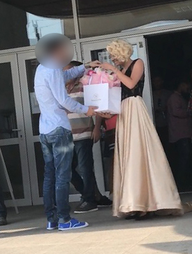 Maria Constantin a primit un buchet superb de flori de la un admirator care a dispărut apoi rapid, precum o... fantomă!