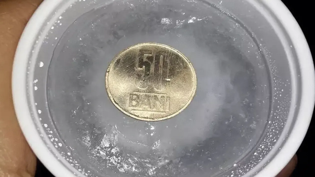 Ce se întâmplă dacă pui o monedă în congelator. Trucul care îți salvează alimentele atunci când pleci de acasă