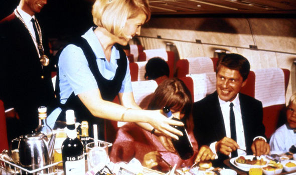 Nu vei ghici niciodată că aceste imagini sunt făcute într-un avion! Aşa erau hrăniţi pasagerii în urmă cu jumătate de secol