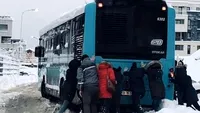 Ninsorile fac ravagii! Cum au încercat mai mulți călători să scoată un autobuz STB din zăpadă