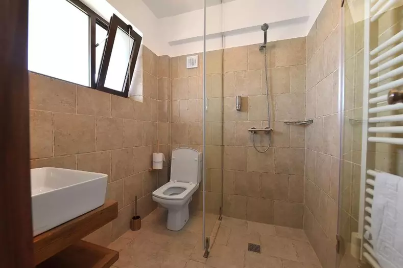 Cum arată hotelul deschis de Adela Popescu, Răzvan Fodor, Smiley și Gina Pistol în Vama Veche?