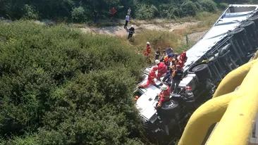 Tir încărcat cu încălțăminte, răsturnat în Olt! Șoferul a rămas încarcerat în cabină