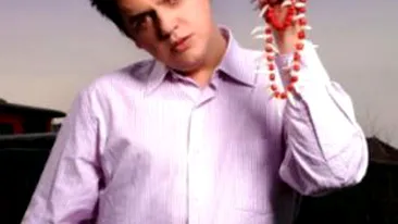 Si-a lansat colectia de moda cu ajutorul unor parasutisti