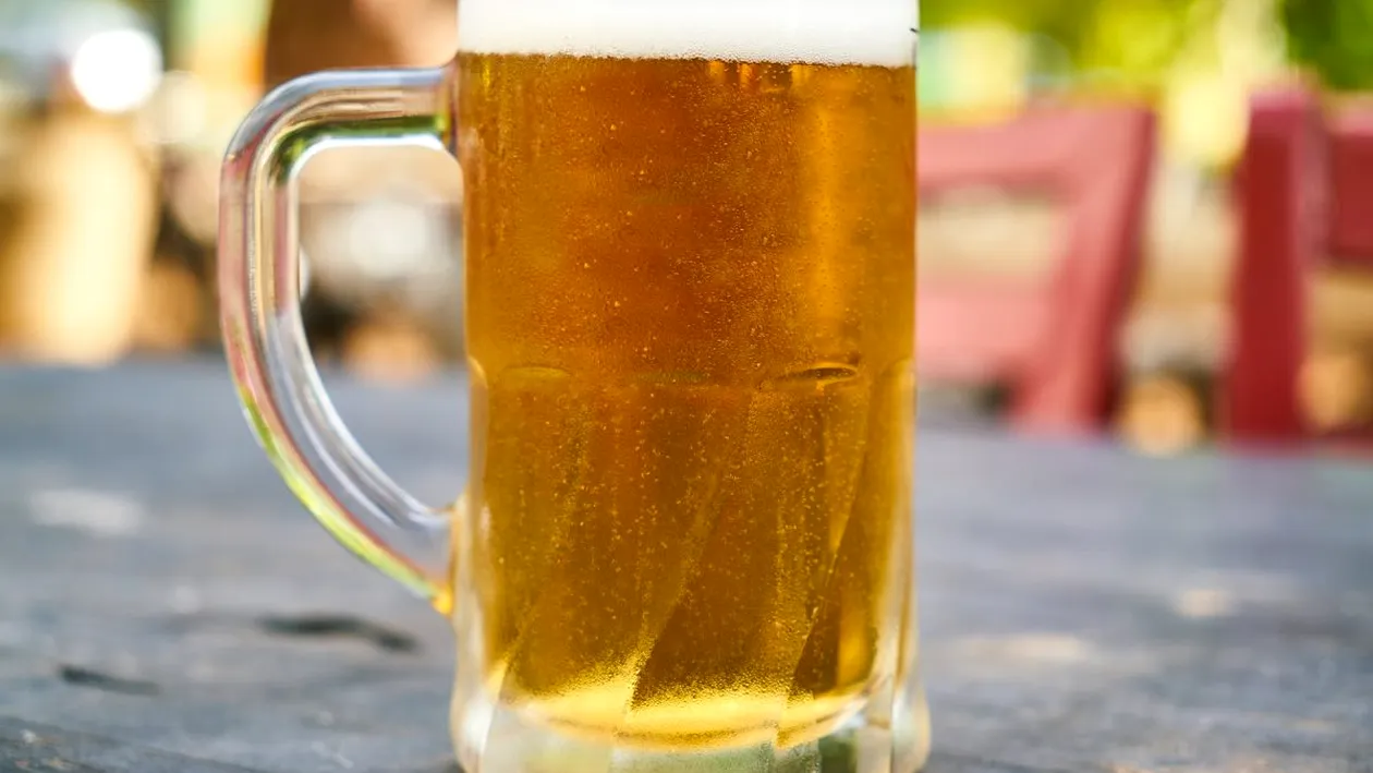 Bere mai scumpă din această vară. Cu cât va costa mai mult băutura favorită a românilor