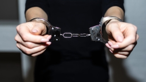 În urmă cu 40 de ani, o fetiță a dispărut fără urmă, la doar 3 ani! Acum, mama ei a fost arestată pe loc după ce a apărut