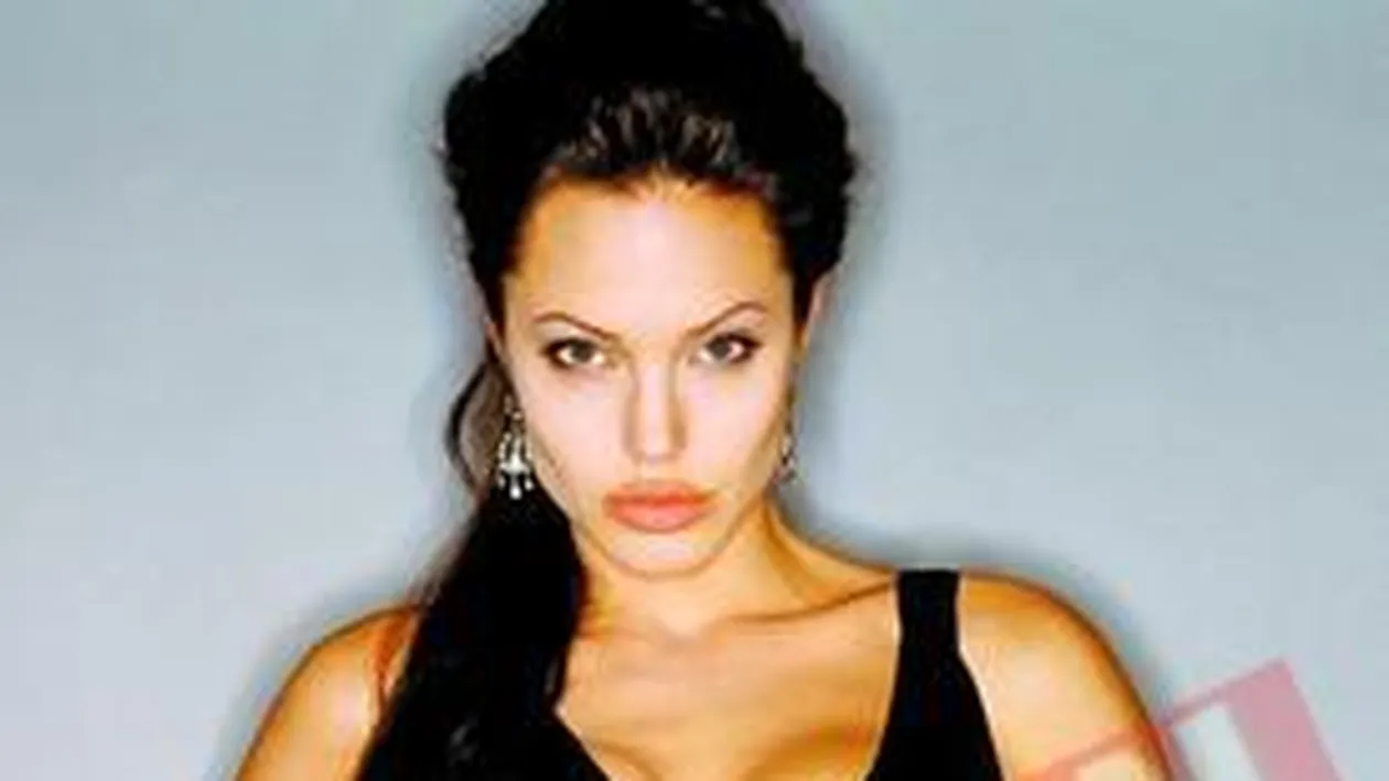 I-a facut 200 de tablouri Angelinei Jolie