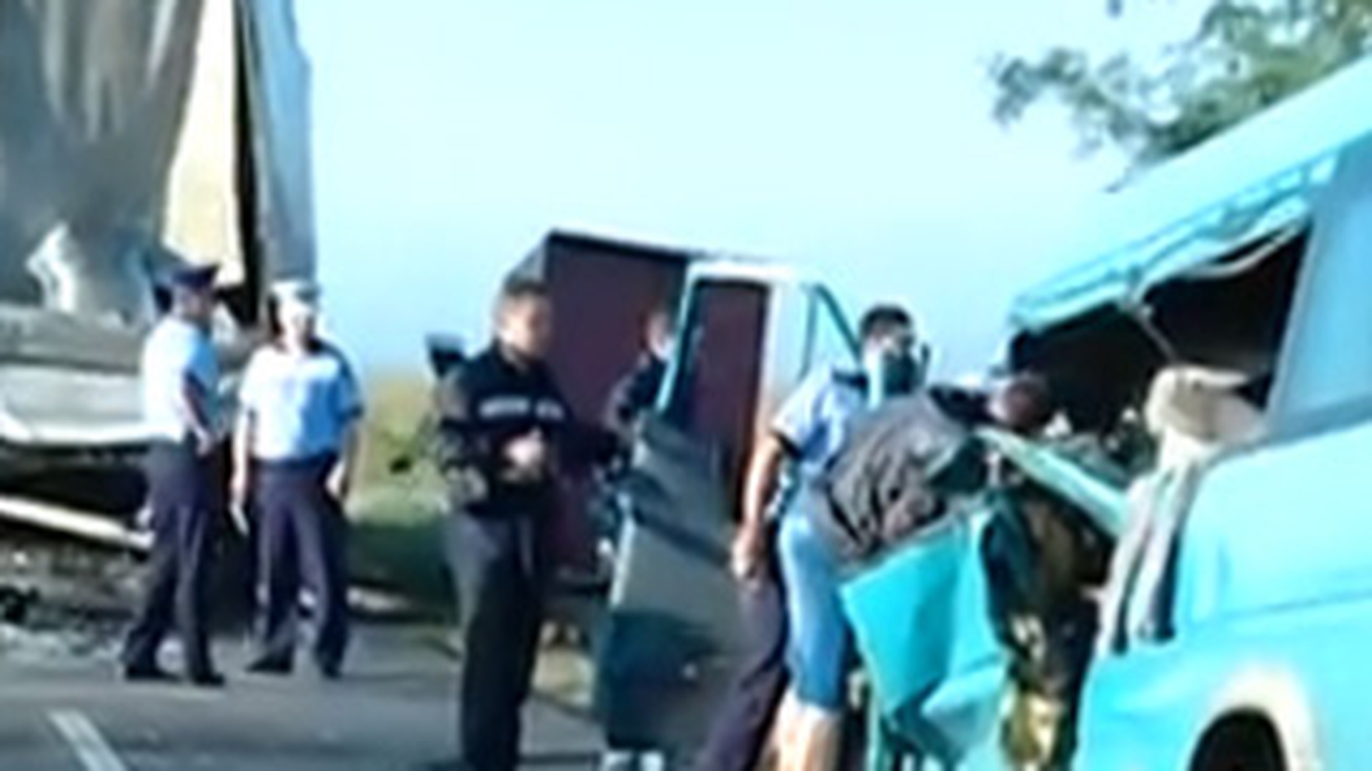 Grav accident in Ialomita! 4 morti si 14 raniti, dupa ce un microbuz a intrat intr-un tir stationat