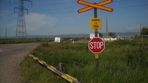 Accident feroviar în Bistrița-Năsăud! Două persoane au murit, după ce mașina în care se aflau a fost lovită de tren
