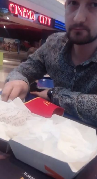 A observat zilnic un tânăr care lua masa într-un mall din Bucureşti. Deşi venea mereu singur, bărbatul atârna de spătarul scaunului haina unei femei. Şi-a făcut curaj şi l-a întrebat ce e cu el şi de ce face asta în fiecare zi! E cutremurător ce răspuns a primit