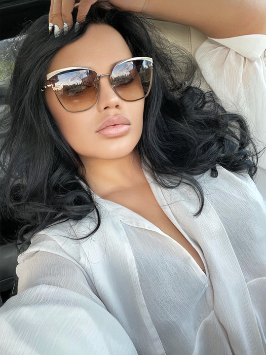 A renunțat la BMW-ul roz!? Carmen de la Sălciua s-a fotografiat cu noua mașină! Cum și-a pus ”amprenta” pe bolid