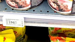 Conservă la 196 lei în Auchan. Ce conține, de fapt? Românii sunt scandalizați: "196 de ani sa stea acolo"