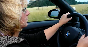 Vești proaste pentru românii care merg cu mașina în vacanță! Taxa care le scoate mai mulți bani din buzunare