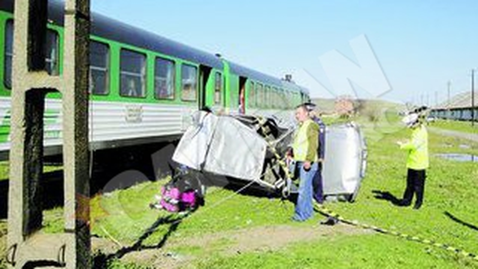 Au scapat cu viata dupa impactul cu trenul