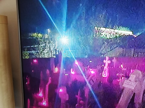 Un preot din Galați a pus, noaptea, candele la toate crucile din cimitir și le-a aprins