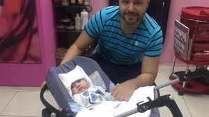 Adevărul din spatele imaginii cu Mihai Mitoşeru şi bebeluşul! Prietenii au fost încântaţi să-l vadă în ipostaza de tătic