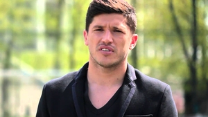 Fostul stelist CRISTI TĂNASE a poftit la fosta cu actuala de mână! Fotbalistul şi-a exersat pe DIANA GUREŞOAIE replicile de agăţat în club, dar a dat rău cu bâta în baltă!