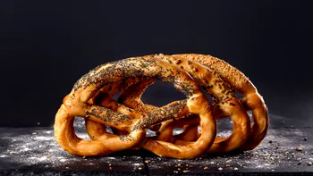 Pericolul la care te expui dacă mănânci covrigi. Analizele de la laborator scot la suprafață detalii importante