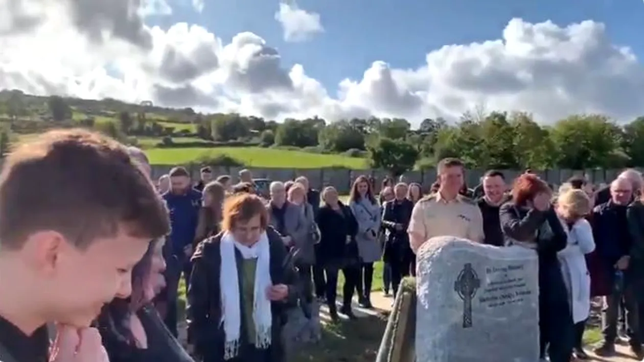 Zeci de oameni prezenți la o înmormântare au fost pe punctul de a fugi din cimitir după ce au auzit vocea decedatului: Lăsaţi-mă să ies. Unde sunt?