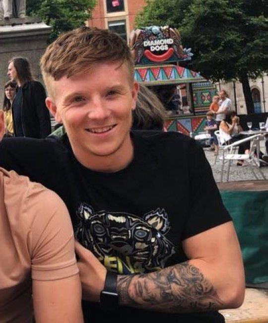 Un fotbalist de 21 de ani s-a sinucis după ce a citit mesajele din telefonul iubitei sale. Ce SMS i-a trimis mamei lui înainte să moară