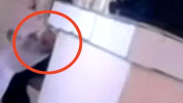 VIDEO INCREDIBIL! Un profesor se masturba de fata cu elevii in timpul orelor! L-a filmat o eleva pe care a vrut sa o violeze la meditatii!