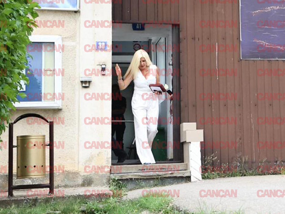 Primele imagini cu Elena Udrea după ce a părăsit penitenciarul Târgșor. E vizibil TRANSFORMATĂ: ”Aş vrea să ştiu câţi bărbaţi trec prin puşcărie aşa cum am trecut eu”