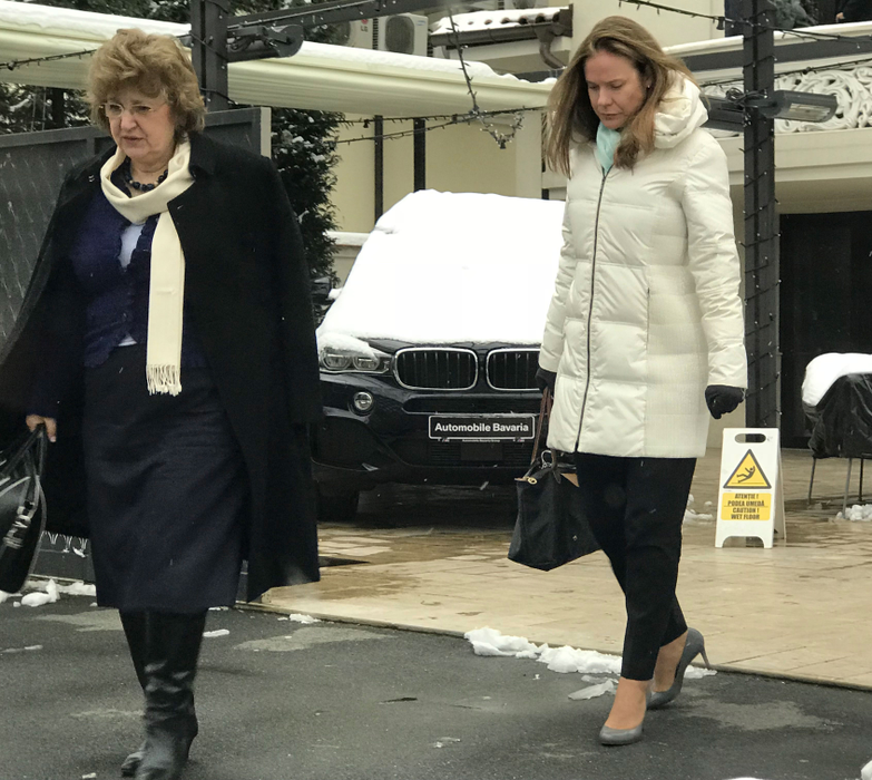 Christina Verchere și Mariana Gheorghe au fost lăsate să aștepte în frig, după ce au luat masa la un restaurant