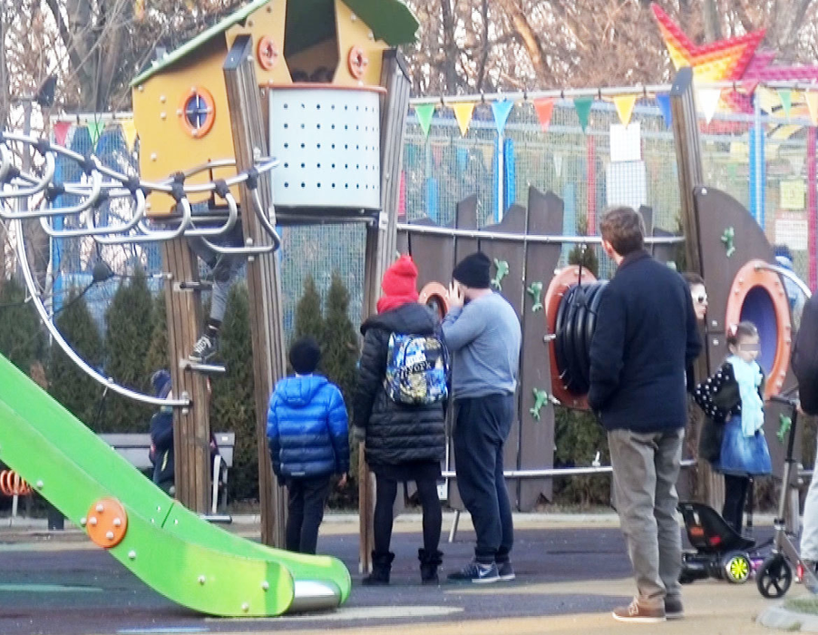 Familia Pescariu a ieşit la relaxare, într-un loc de agrement