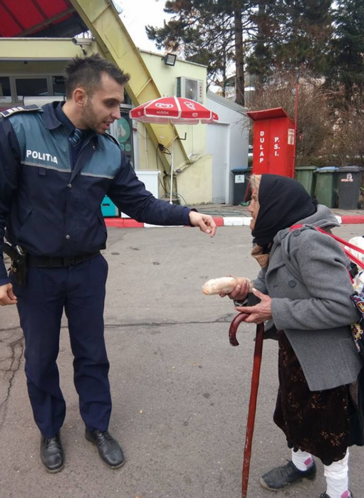 Gestul unui polițist din Cluj față de o bătrână care plângea de foame în fața unei benzinării a ajuns viral pe Internet! Ce a făcut omul legii
