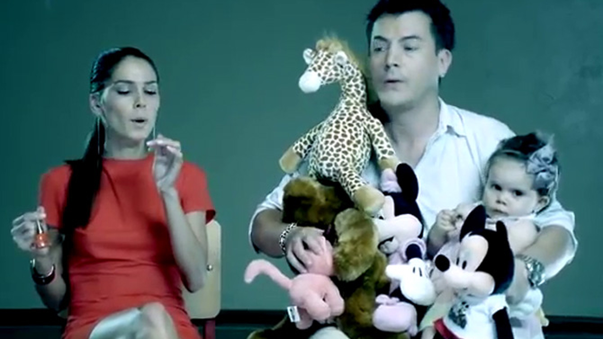 VIDEOCLIP de SENZATIE! Mihaela Radulescu si Dani au mancat ceapa la intalnirea "Casatoritilor anonimi", Olivia Steer si Andra s-au indragostit de Bartos, Andi si Maruta au "luat foc"!