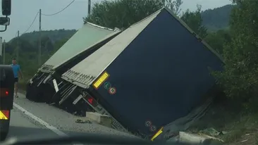 Ce a facut soferul acestui TIR imediat dupa ce a fost implicat intr-un accident rutier! Intreaga scena a fost fotografiata