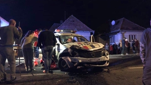 Mașină de poliție, în misiune, a fost implicată într-un accident de circulație