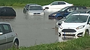 Potop în Prahova. Oamenii au fost evacuați de pompieri. Un bărbat a fost la un pas de electrocutare