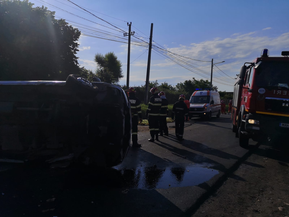 Accident înfiorător în Dâmbovița: un microbuz cu elevi s-a răsturnat după ce s-a izbit de o mașină: 2 morți și 9 răniți | VIDEO