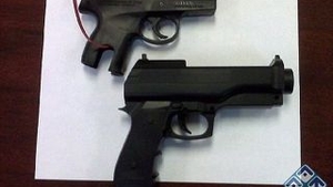 Un copil de 3 ani s-a impuscat mortal cu arma tatalui, crezand ca e pistolul de la jocul Wii
