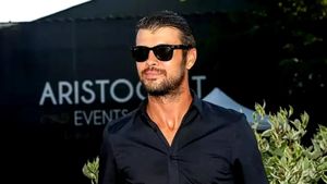 Marius Elisei a vrut să o atace pe Oana Roman, dar s-a răzgândit! A postat un mesaj, dar ulterior l-a șters. Ce scria în el: ”Mi-e milă de tine!”