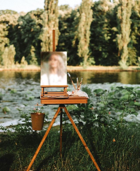 Cine era enigma lui Smiley: ”Ea e fata din tablou!” / ”La ochi seamănă cu Laura Cosoi”