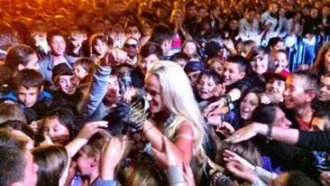 Ce nu fac vedetele pentru celebritate? Anda Adam a coborat de pe scena, direct in mijlocul fanilor ei!