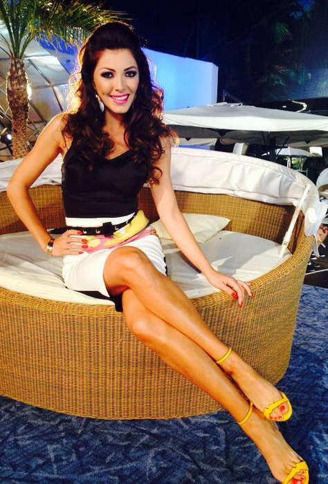 Ilinca Vandici, fotografiată cu zonele intime la vedere pe o plajă din Grecia. Vezi pozele cu vedeta Kanal D
