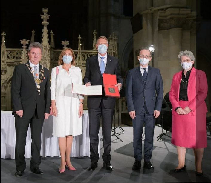 Cât costă ținutele pe care Carmen Iohannis le-a purtat în Germania, unde președintele României a fost decorat