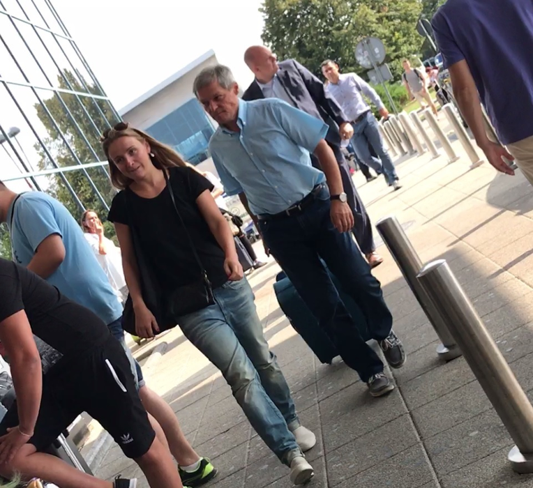 Fostul premier o urmează pe tânără, târând de bagajul ei