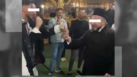 Popa a dat cu bani în lăutari ca mafioții! A făcut show pe ringul de dans la restaurant, în straie bisericești!