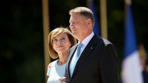 Ținuta lui Carmen Iohannis a atras privirile tuturor. Cum s-a dus la vot soția președintelui. FOTO