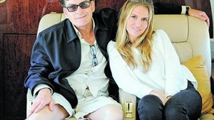 Charlie Sheen a revenit la sentimente mai bune! Si-a dus fosta in vacanta