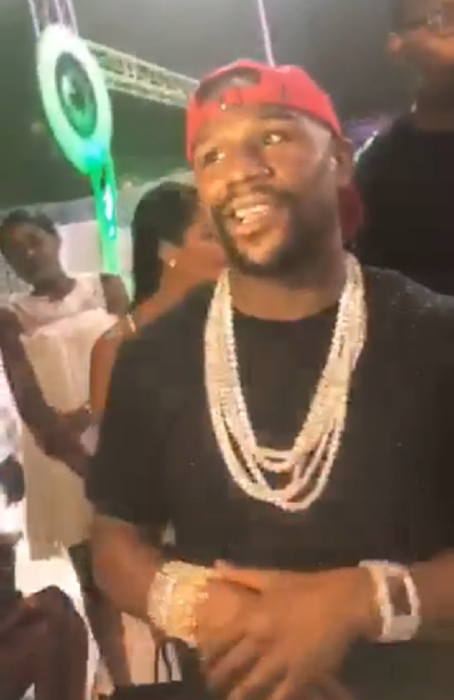 Noi filmări din Dubai cu 
Mayweather & româncele care l-au făcut KO
A făcut senzație cu un ceas de 18 milioane $