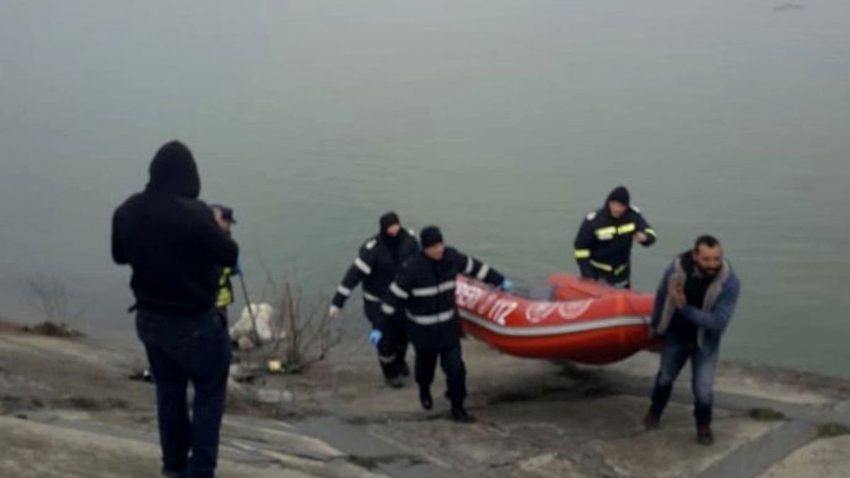 Descoperire macabră în apele Oltului. A fost scos la suprafață trupul unui bărbat dezbrăcat
