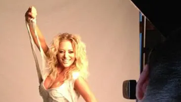 VIDEO Delia a ironizat-o pe Maria Dinulescu in teaserul piesei Omadeo pe care l-a realizat singura! Ce crezi, manuieste bine camera de filmat?