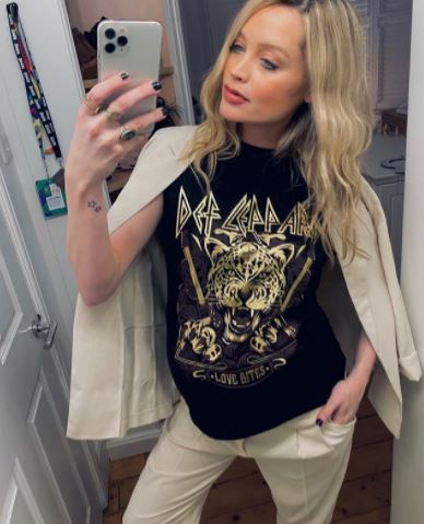 Laura Whitmore a născut în secret primul copil. Prezentatoarea și soțul ei, surprinși când au părăsit maternitatea împreună cu bebelușul